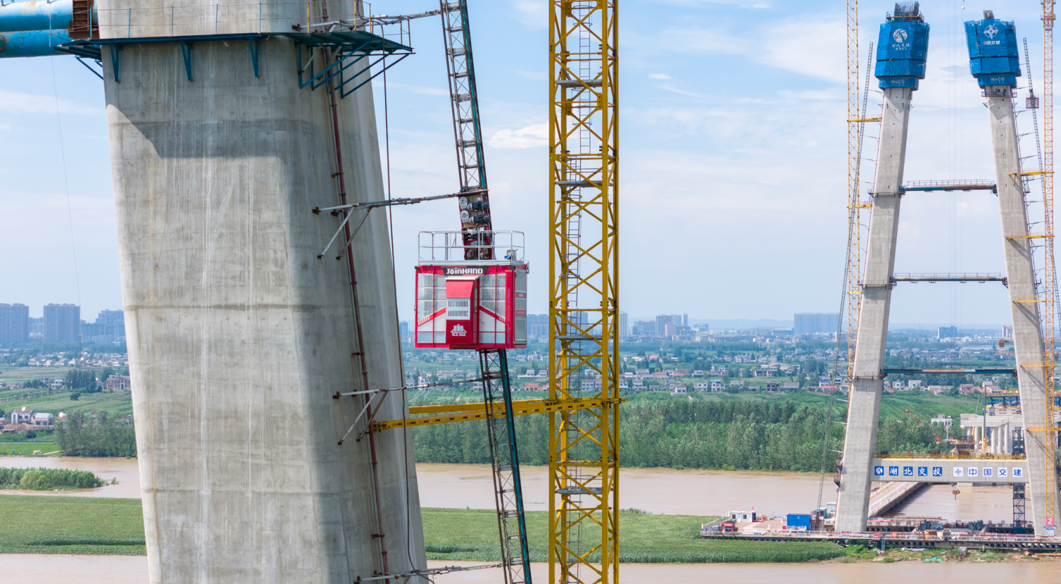 262米！柳工江漢助建全省最高長(zhǎng)江大橋順利封頂