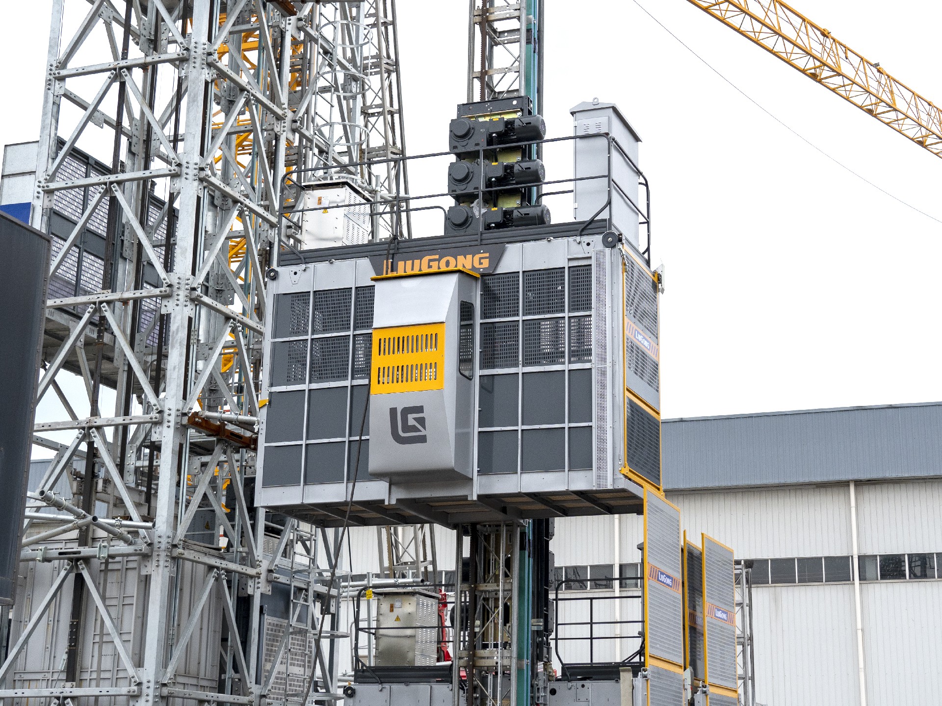 柳工江漢出口印尼大吊籠施工升降機(jī)成功交付，硬核實(shí)力圈粉海外！