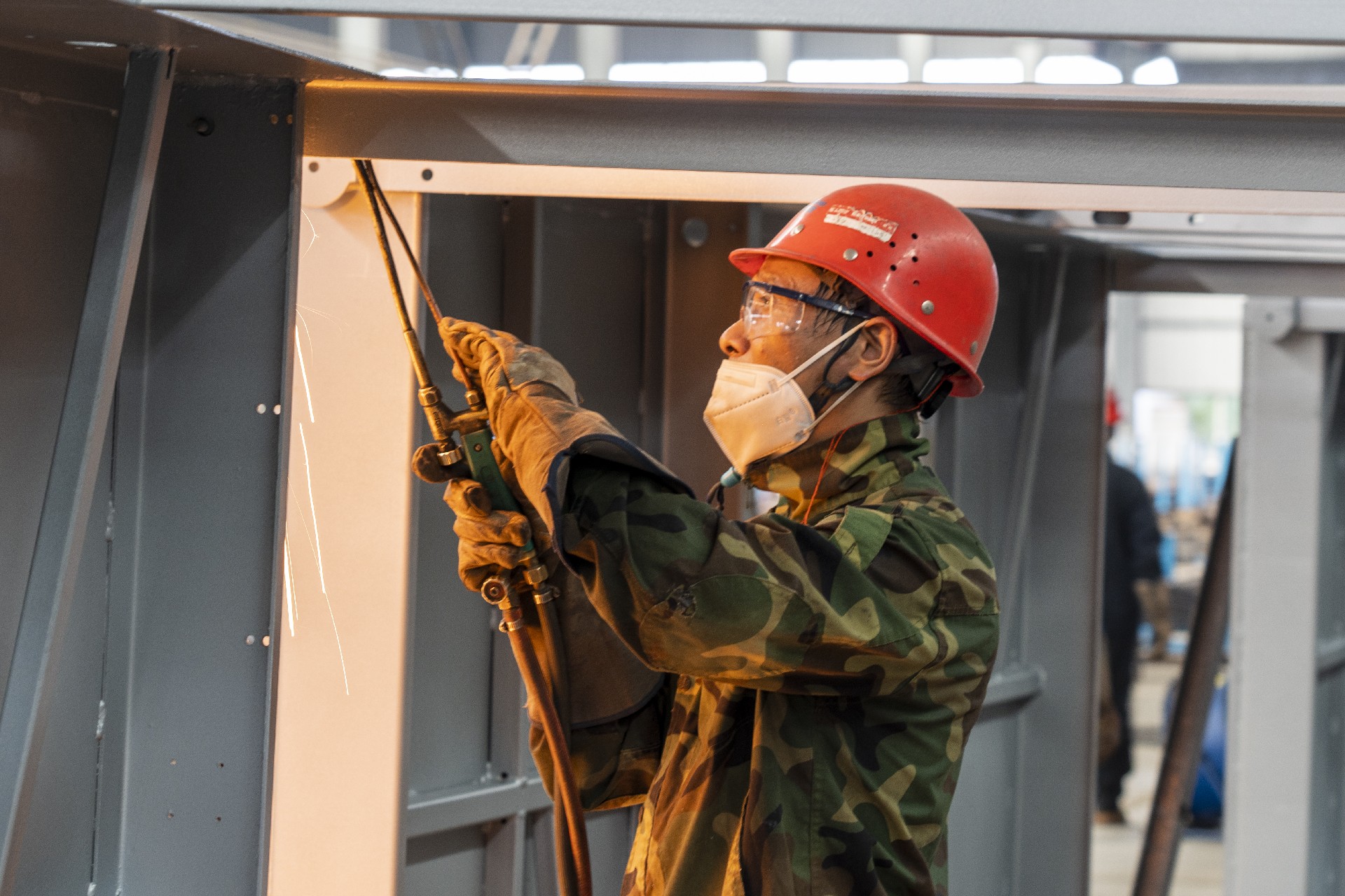 柳工江漢的“鐵軍”硬剛“蒸烤”模式！致敬每一份“熱辣滾燙”的堅(jiān)守